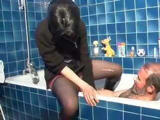 Dark-haired γαλλικό φιλενάδα παίρνει ένα γριά κορίτσια στέλεχος σε αυτήν μαλάκα