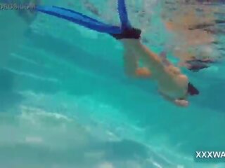 Eccellente bruna zoccola caramella swims sott’acqua