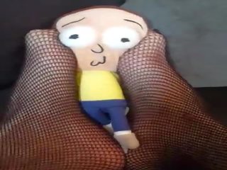 Giantess finds pequeña hombre bajo sillón y tramples y crushes él &lpar;morty plush&rpar;