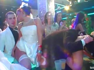 Super lasciv brides suge mare cocoșilor în public: gratis sex clamă 5e