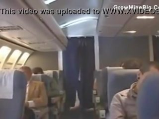 Αεροσυνοδός και ιαπωνικό αγόρια γαμώ επί plane