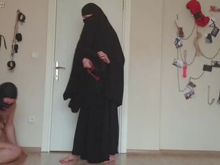 Moslim dievča canes tučné otrok