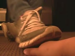 Nike darmowe sneaker squeezes ręka crushing pełny wideo